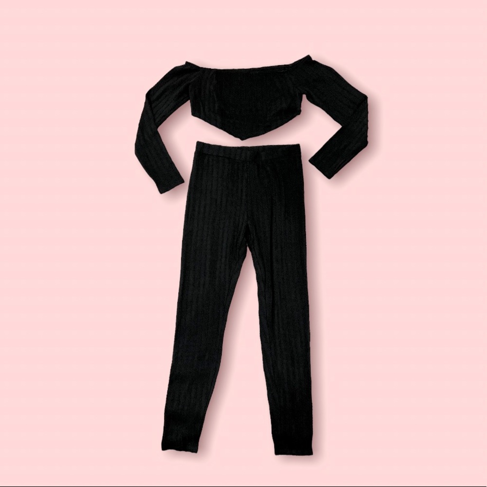 SHEIN Off Shoulder Textured
Hanky Hem Crop Top & Leggings
Black / 8/10